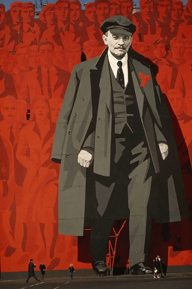 Mural przedstawiający Lenina góruje nad placem leningradzkim, 1971.