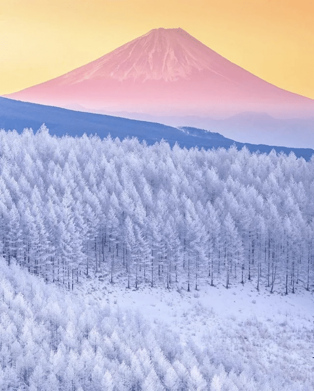 Góra Fidżi w świetle poranka zimą