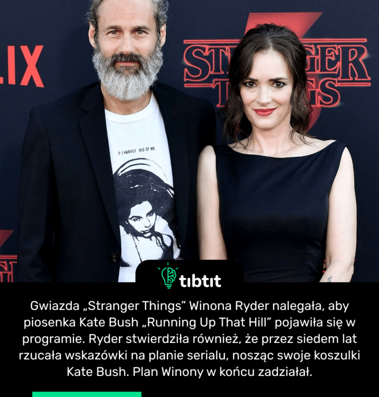Gwiazda „Stranger Things” Winona Ryder nalegała, aby piosenka Kate Bush „Running Up That Hill” pojawiła się w programie. Ryder stwierdziła również, że przez siedem lat rzucała wskazówki na planie serialu, nosząc swoje koszulki Kate Bush. Plan Winony w końcu zadziałał.