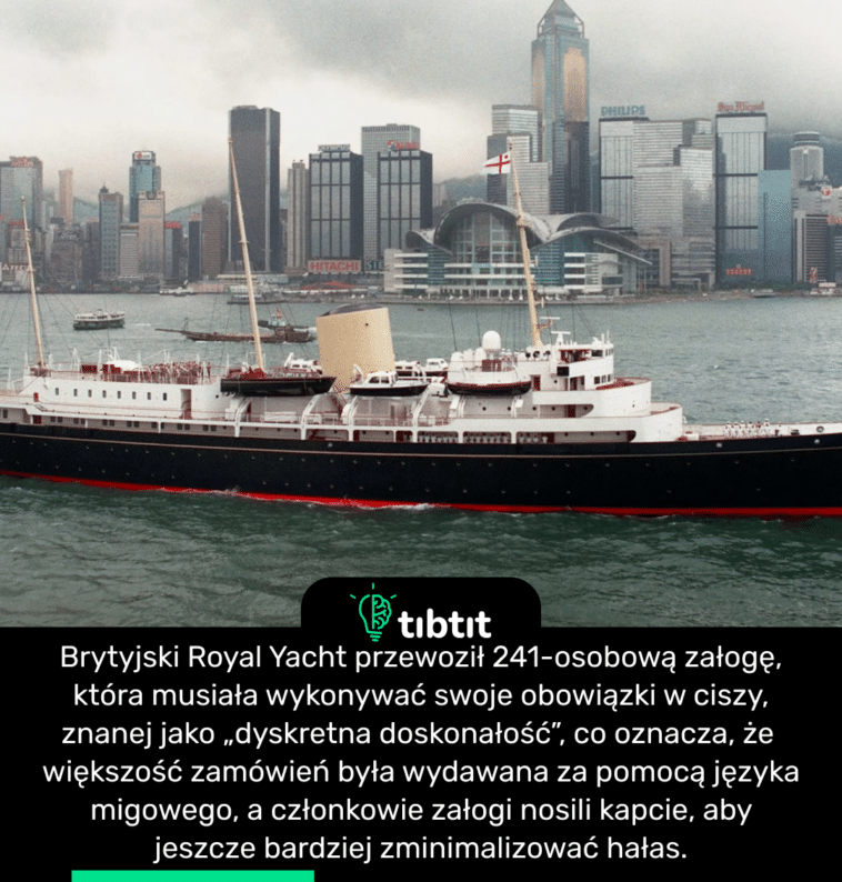 Brytyjski Royal Yacht przewoził 241-osobową załogę, która musiała wykonywać swoje obowiązki w ciszy, znanej jako „dyskretna doskonałość”, co oznacza, że większość zamówień była wydawana za pomocą języka migowego, a członkowie załogi nosili kapcie, aby jeszcze bardziej zminimalizować hałas.