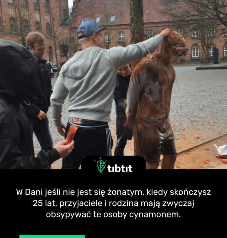 W Dani jeśli nie jest się żonatym, kiedy skończysz 25 lat, przyjaciele i rodzina mają zwyczaj obsypywać te osoby cynamonem.