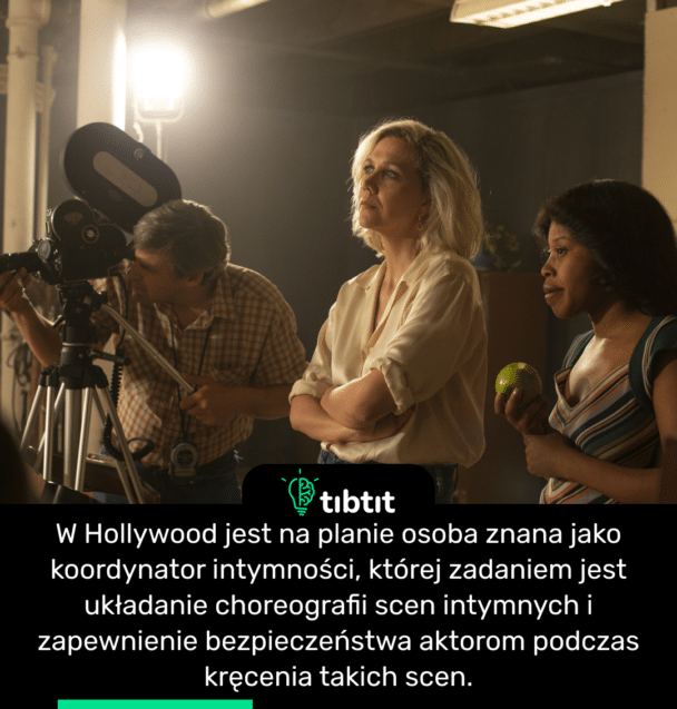 W Hollywood jest na planie osoba znana jako koordynator intymności, której zadaniem jest układanie choreografii scen intymnych i zapewnienie bezpieczeństwa aktorom podczas kręcenia takich scen.