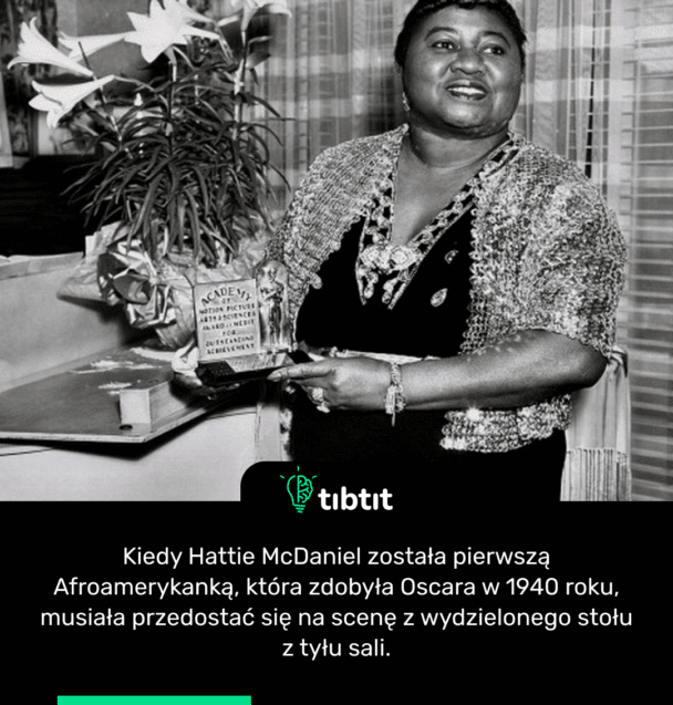 Kiedy Hattie McDaniel została pierwszą Afroamerykanką, która zdobyła Oscara w 1940 roku, musiała przedostać się na scenę z wydzielonego stołu z tyłu sali.