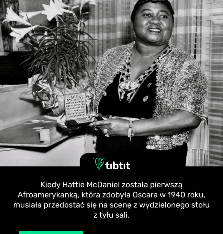 Kiedy Hattie McDaniel została pierwszą Afroamerykanką, która zdobyła Oscara w 1940 roku, musiała przedostać się na scenę z wydzielonego stołu z tyłu sali.