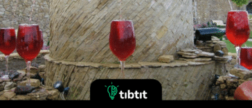 We Włoszech znajduje się bezpłatna fontanna z winem. W małej gminie Ortona, Caldari, znajduje się popularna atrakcja turystyczna – bezpłatna fontanna z winem! Tak, to prawda, we Włoszech naprawdę jest fontanna z winem, z której można korzystać całkowicie za darmo. Tak więc, następnym razem, gdy będziesz podróżować do Włoch, upewnij się, że zarezerwujesz miejsce w pobliżu Caldari di Ortona.