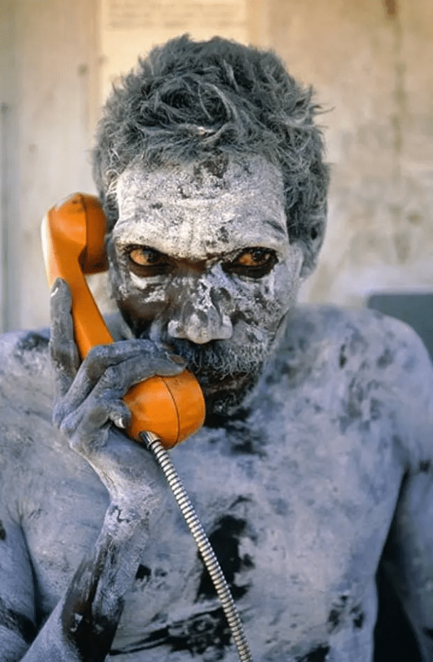 Aborygen po raz pierwszy używa nowo zainstalowanego telefonu w Arnhem Land w Australii (1975)