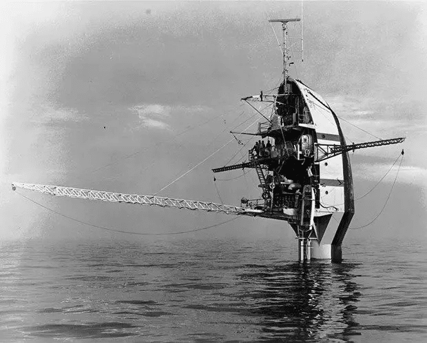RP FLIP z 1962 roku, załogowy oceanograficzny statek badawczy zaprojektowany do przewracania się pod kątem 90 ° przez wiele tygodni.