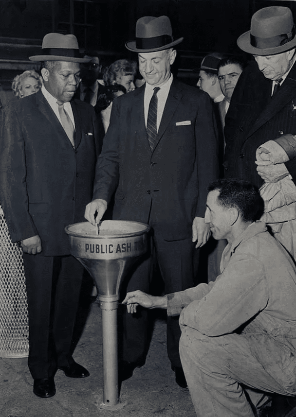 Urzędnicy państwowi świętują instalację pierwszej publicznej popielniczki na ulicach Nowego Jorku. (22 kwietnia 1958).