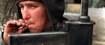 Czeczeński bojownik trzyma domowej roboty pistolet podczas bitwy o Grozny, styczeń 1995 r.