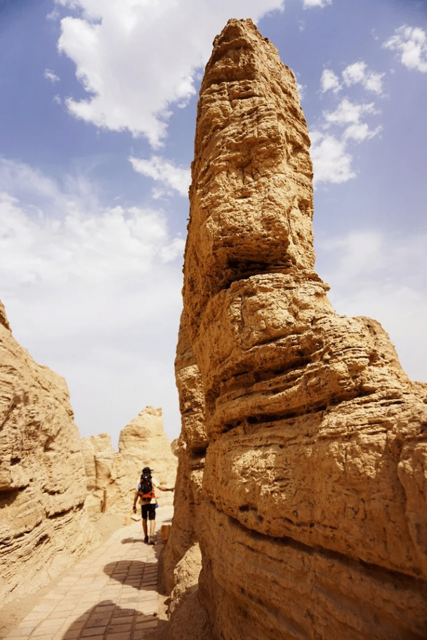 Ruiny miasta Jiaohe na Jedwabnym Szlaku w Turpan, jedna z największych i najlepiej zachowanych budowli ziemnych na świecie. Całe miasto zostało wyrzeźbione od góry do dołu, począwszy od ponad 2000 lat temu.