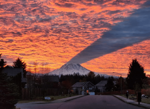 Cień wulkanu odbijający się w chmurach. Góra Rainier, Stany Zjednoczone.