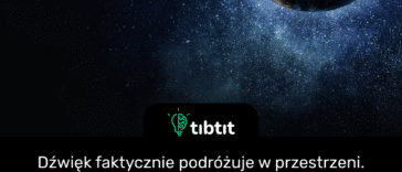 Dźwięk faktycznie podróżuje w przestrzeni. Istnieją pewne ciała niebieskie i elementy, z których mogą wydobywać się dźwięki o niskiej częstotliwości. Te niskoczęstotliwościowe dźwięki nie mogą być odebrane przez ludzkie ucho. Należą do nich szum rozszerzającego się wszechświata, jęk przesuwających się płyt tektonicznych i inne dźwięki pochodzące z planet i czarnych dziur.